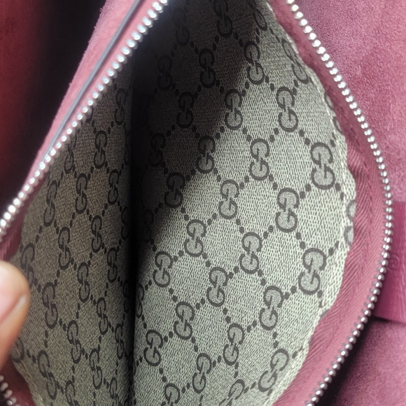 Beautiful pre-owned authentic Gucci shoulder bag. - Picture 10 of 16